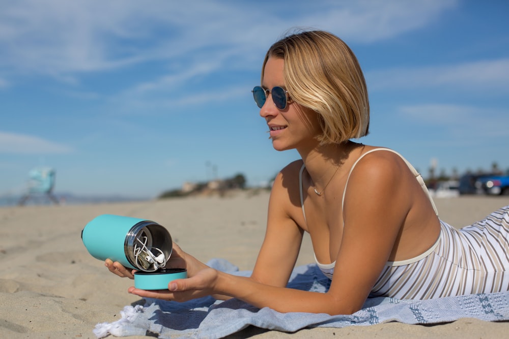 mujer acostada sobre estera azul