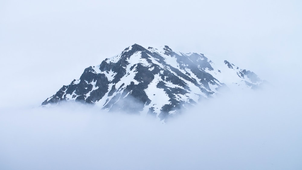 montanha coberta de neve durante o inverno