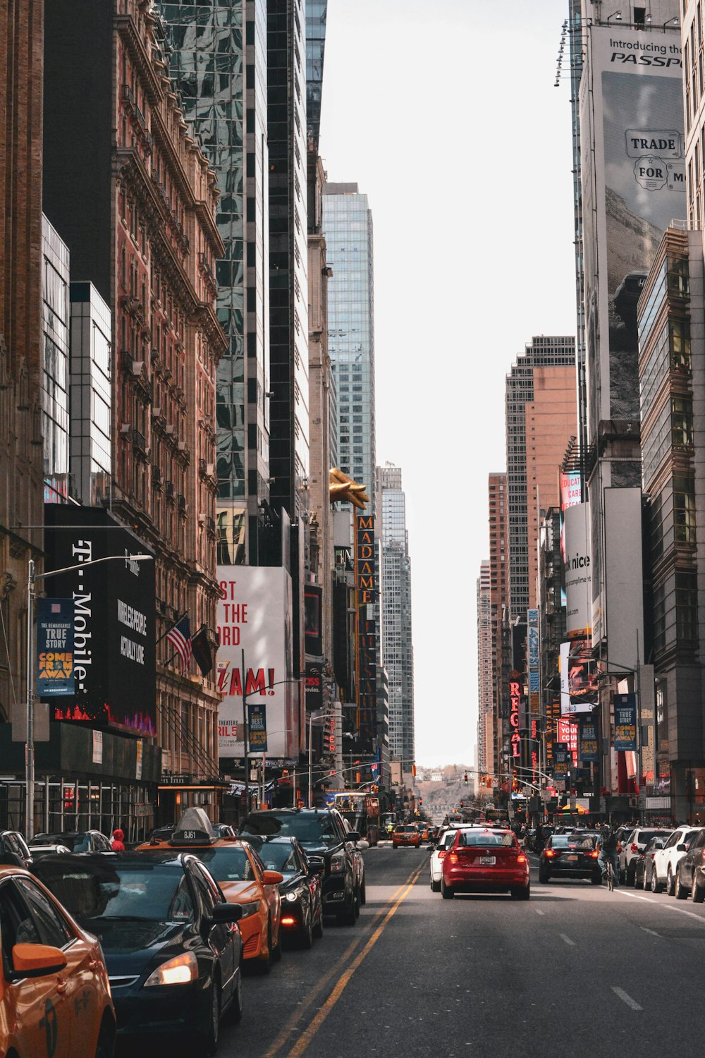 veículos na estrada entre edifícios de concreto