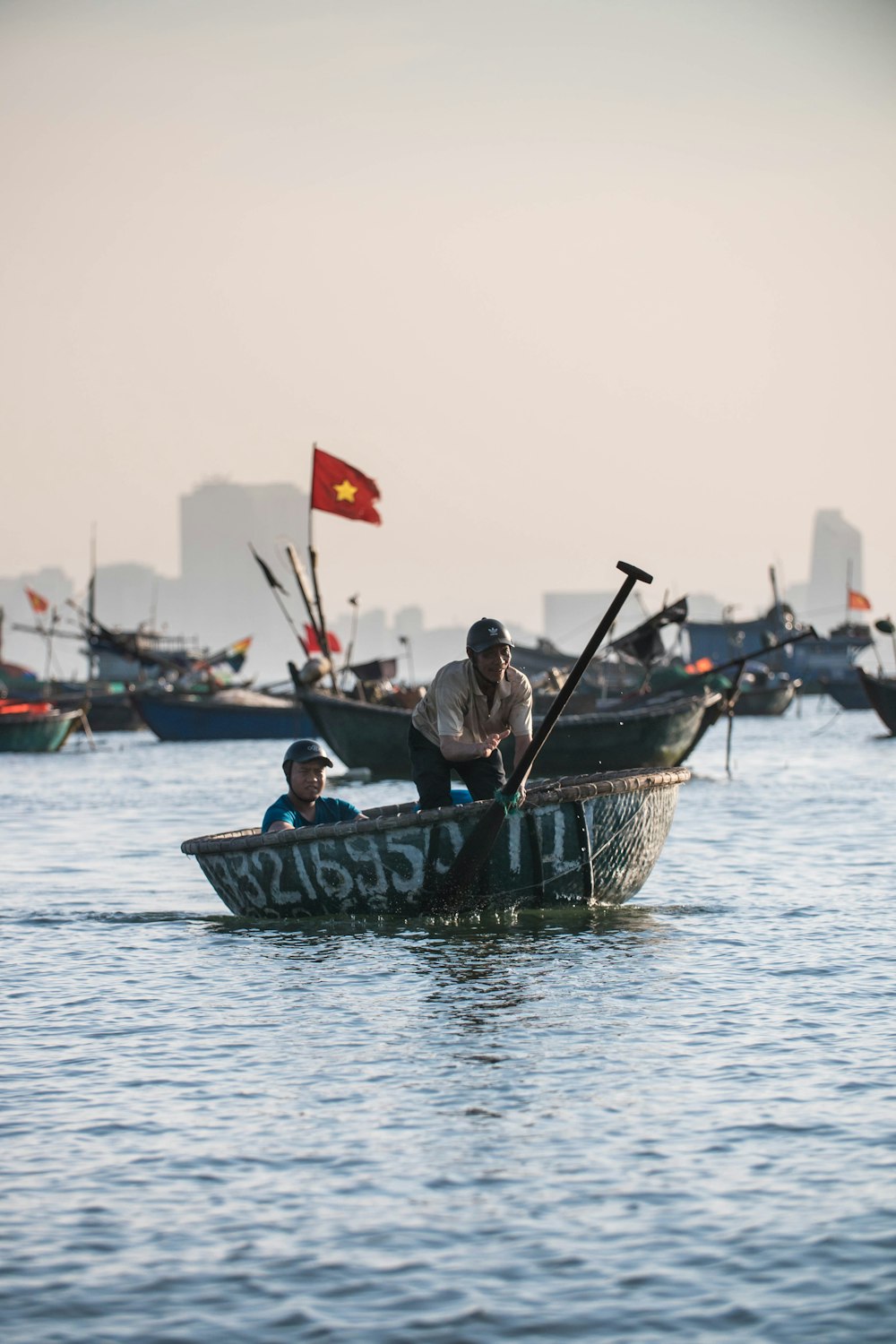 Dos hombres navegando en barco