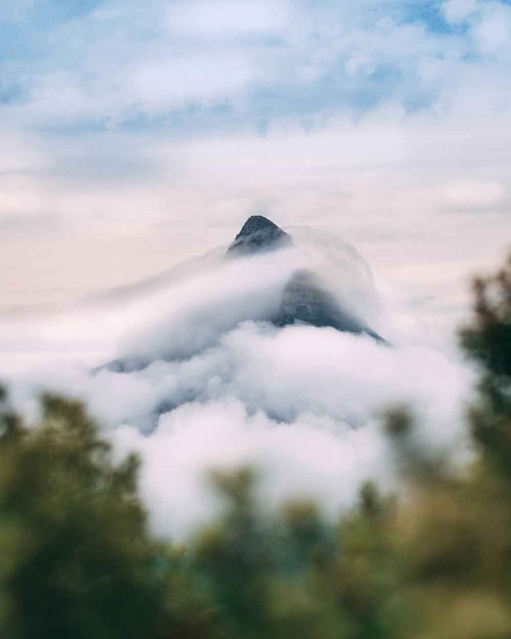 Schwarzer Berg mit Nebel bedeckt