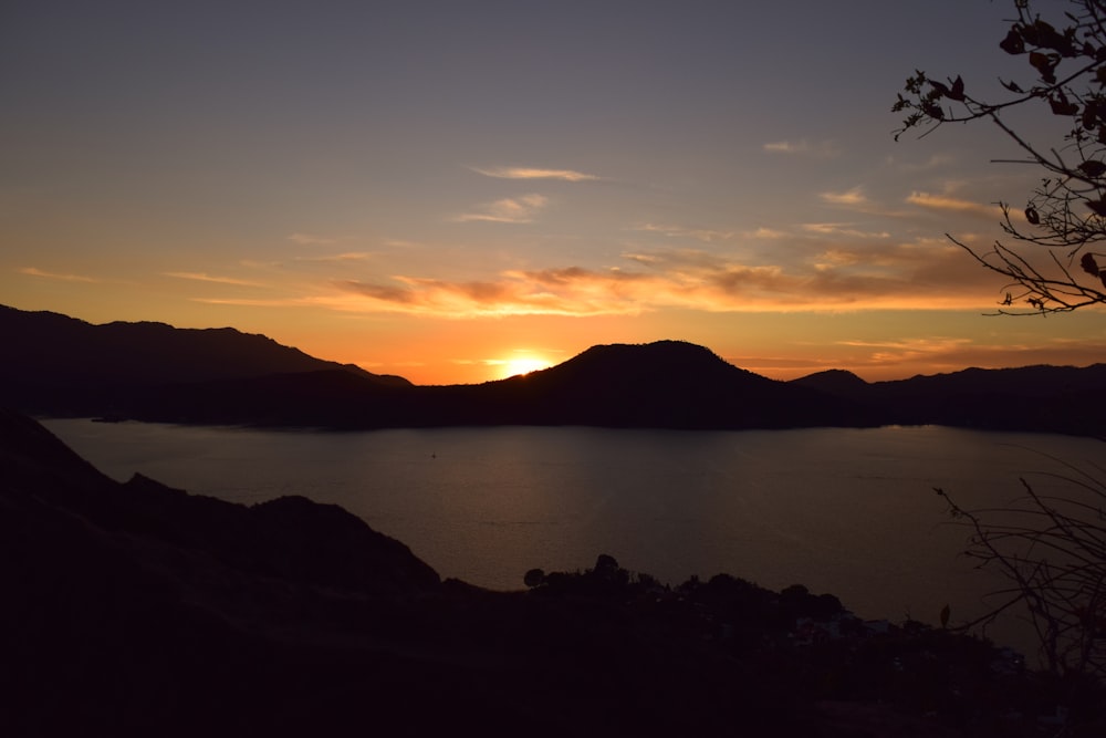 Silueta de montañas durante la hora dorada