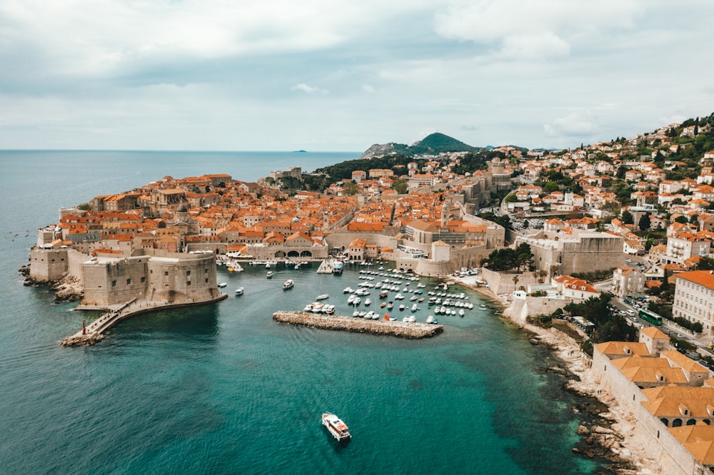 Veduta aerea di edifici vicino all'oceano