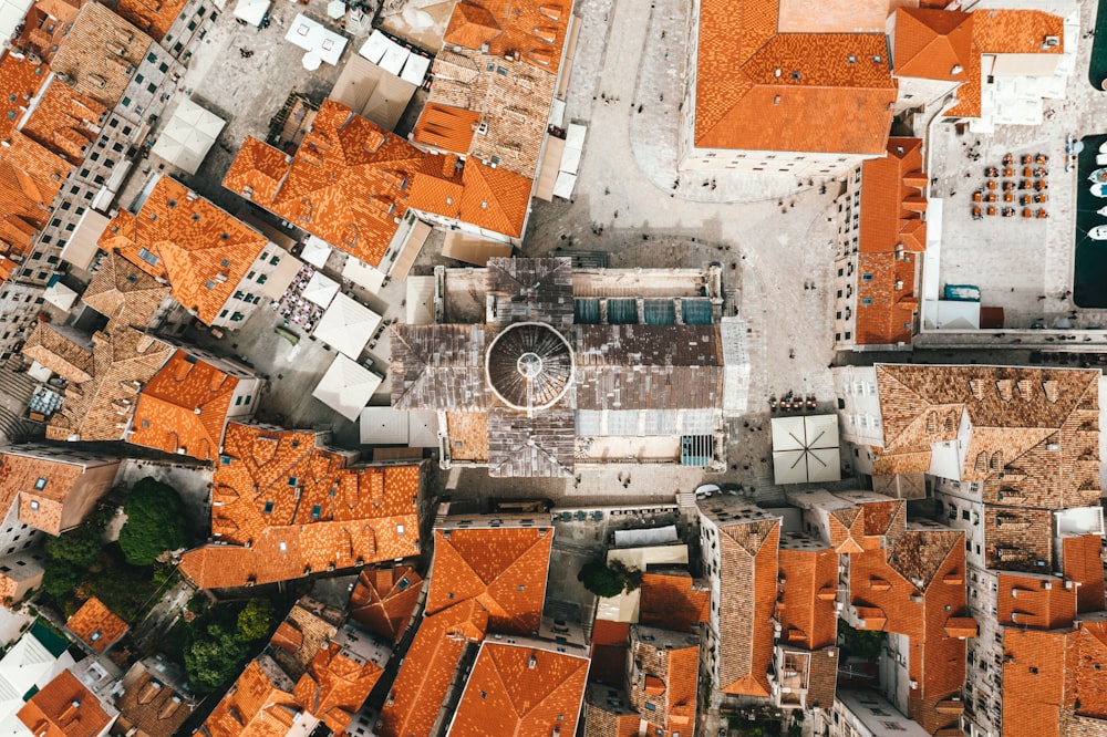 Vue aérienne des maisons avec cathédrale