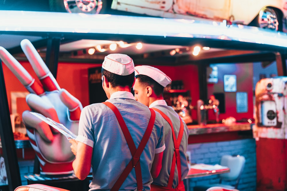 Dos tripulaciones masculinas en el restaurante