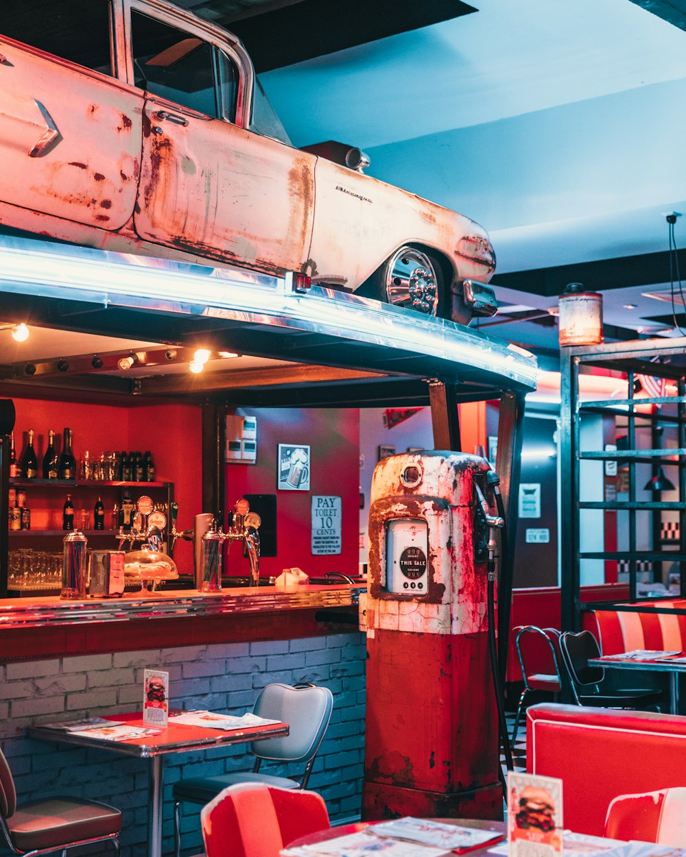 Interior de la cafetería roja