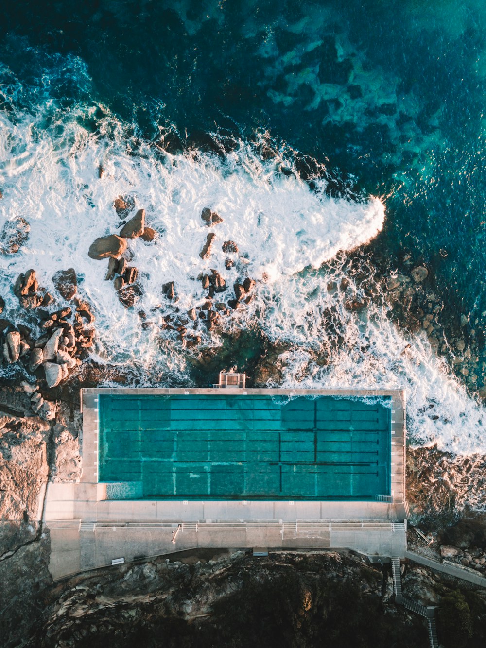 海近くのコンクリートの建物の航空写真