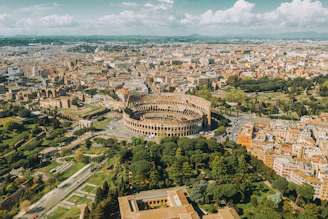 Il Colosseo e la città di Roma.
