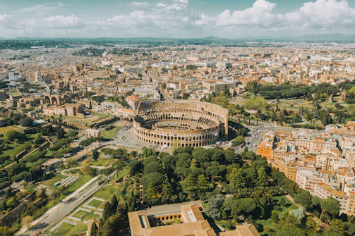Il Colosseo e la città di Roma.