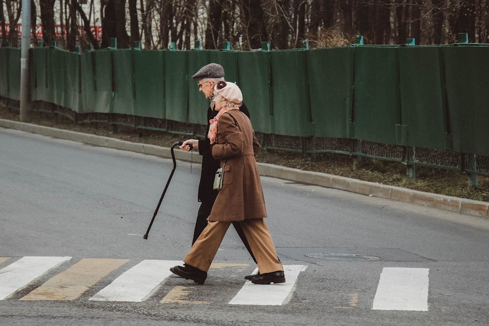 Hombre y mujer caminando en la línea peatonal durante el día