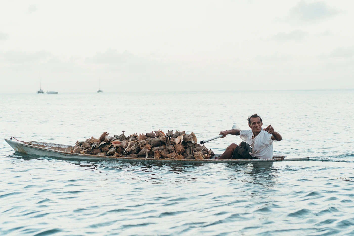 Ein traditionelles Holzboot in einer Werft auf Man-O-War Cay