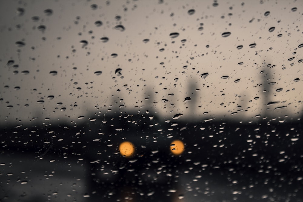 gotas de rocío sobre vidrio