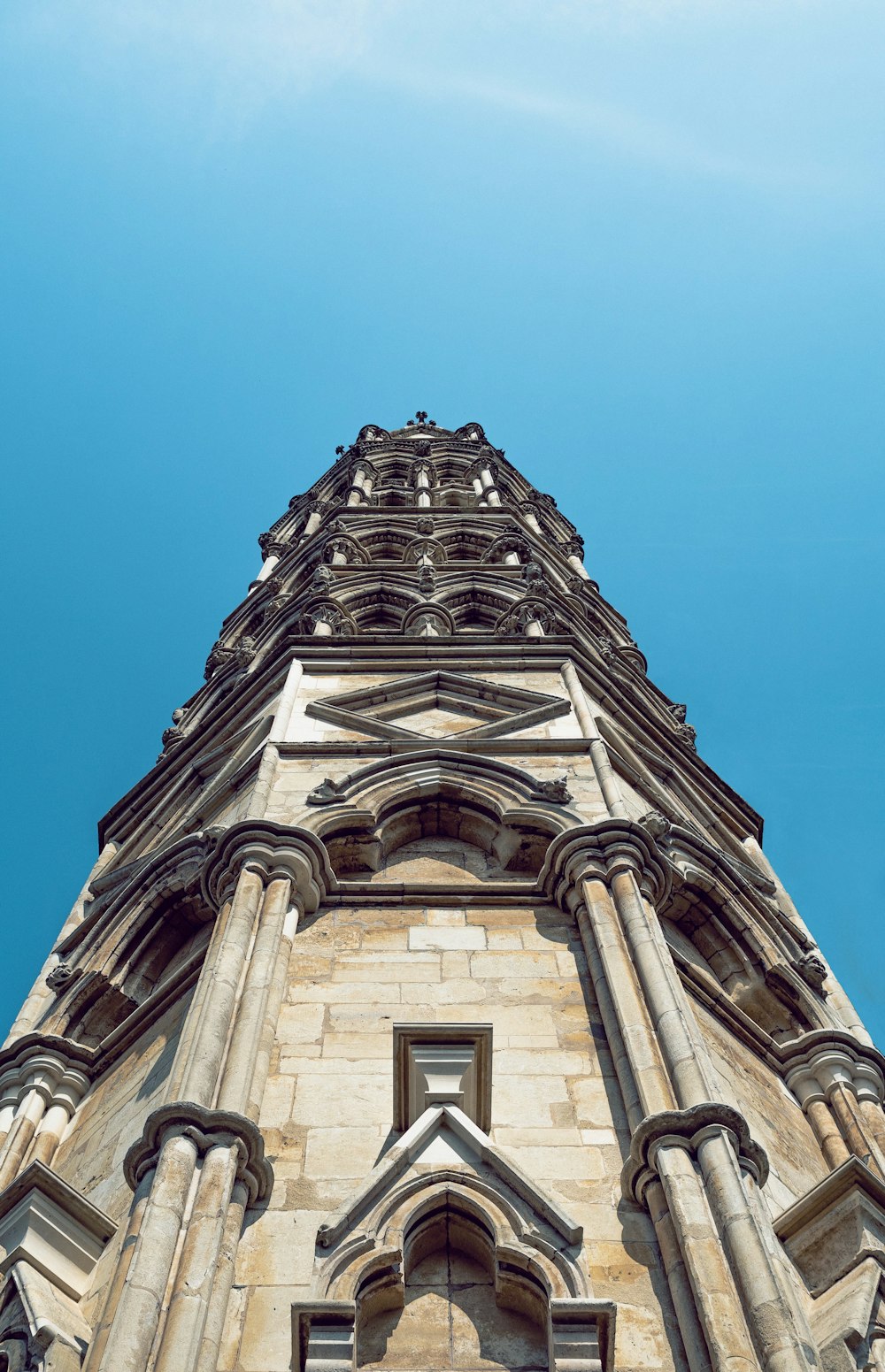 foto de baixo ângulo do edifício de concreto