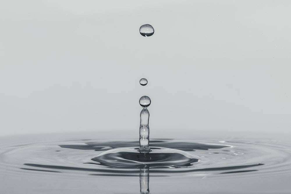 uma gota de água caindo em um corpo de água