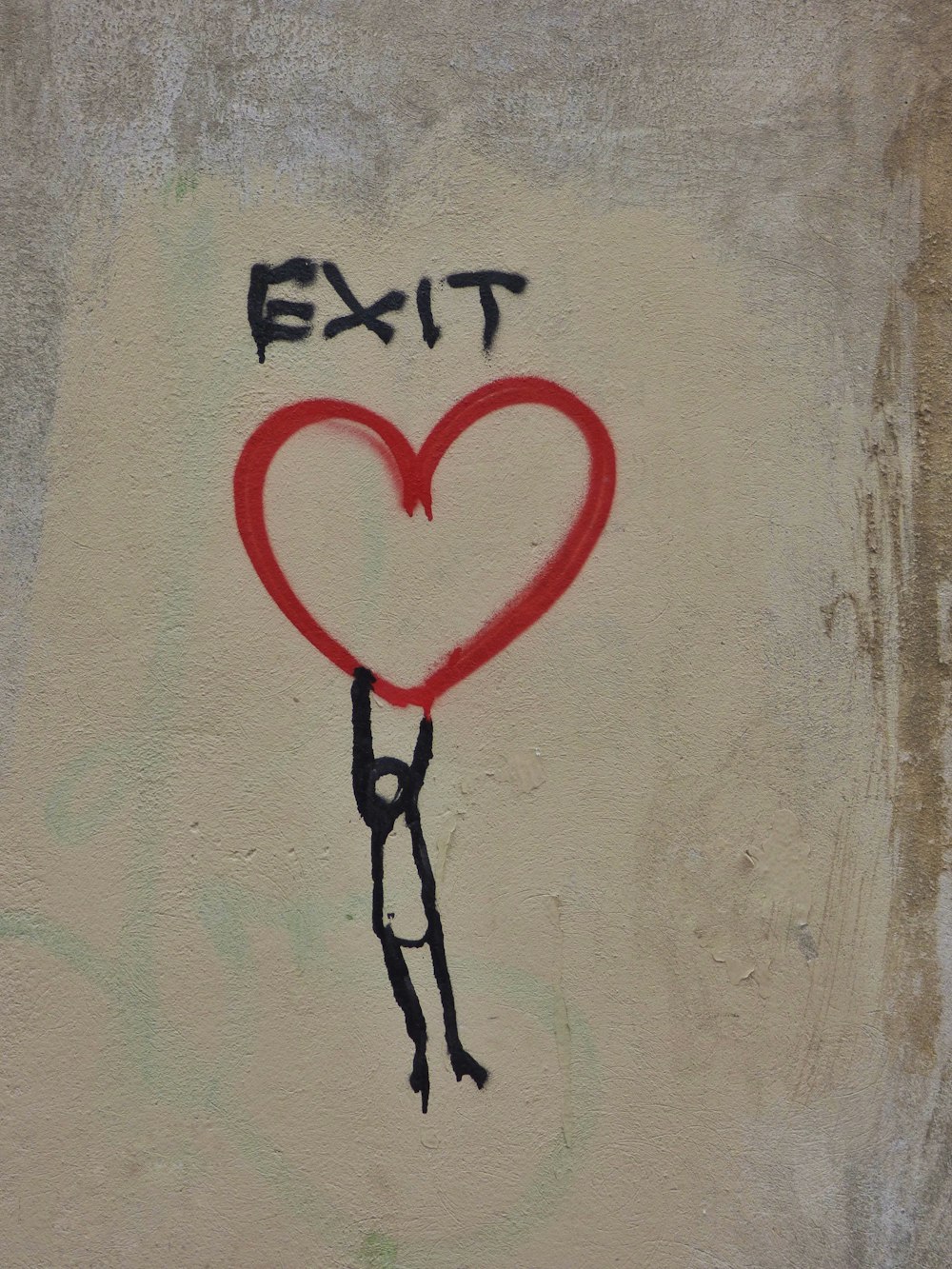um desenho de uma pessoa segurando um coração em uma parede