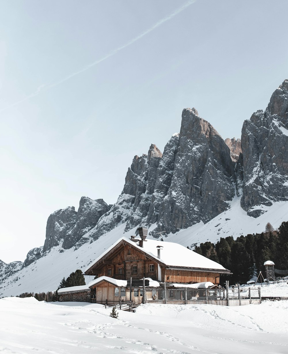 casa di legno marrone vicino alla montagna