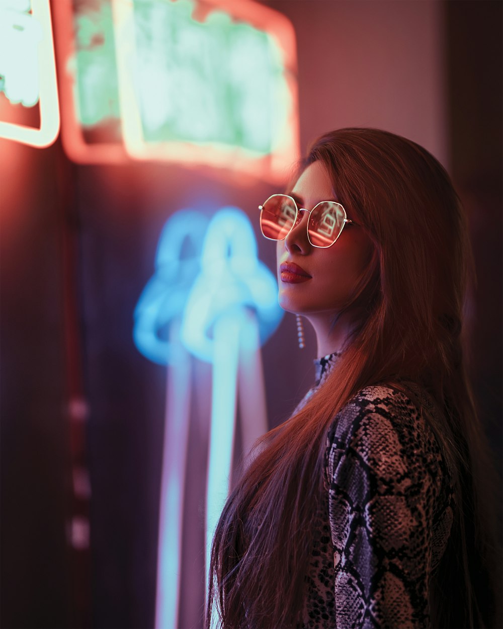 Selektive Fokusfotografie einer Frau mit Sonnenbrille
