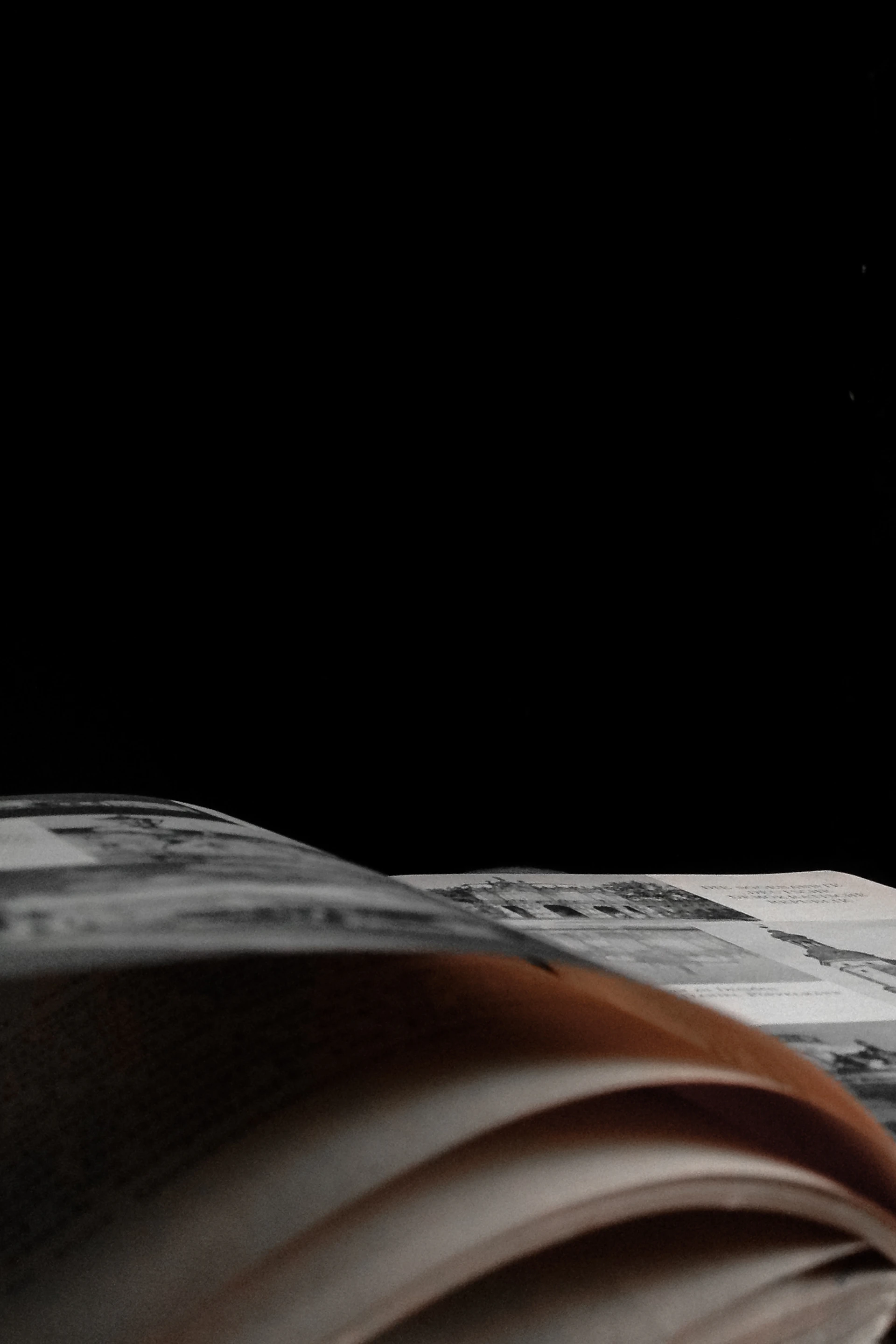 Composición visual elegante con la portada del libro en primer plano, iluminada con acentos morados y naranjas cálidos sobre un fondo negro profundo.