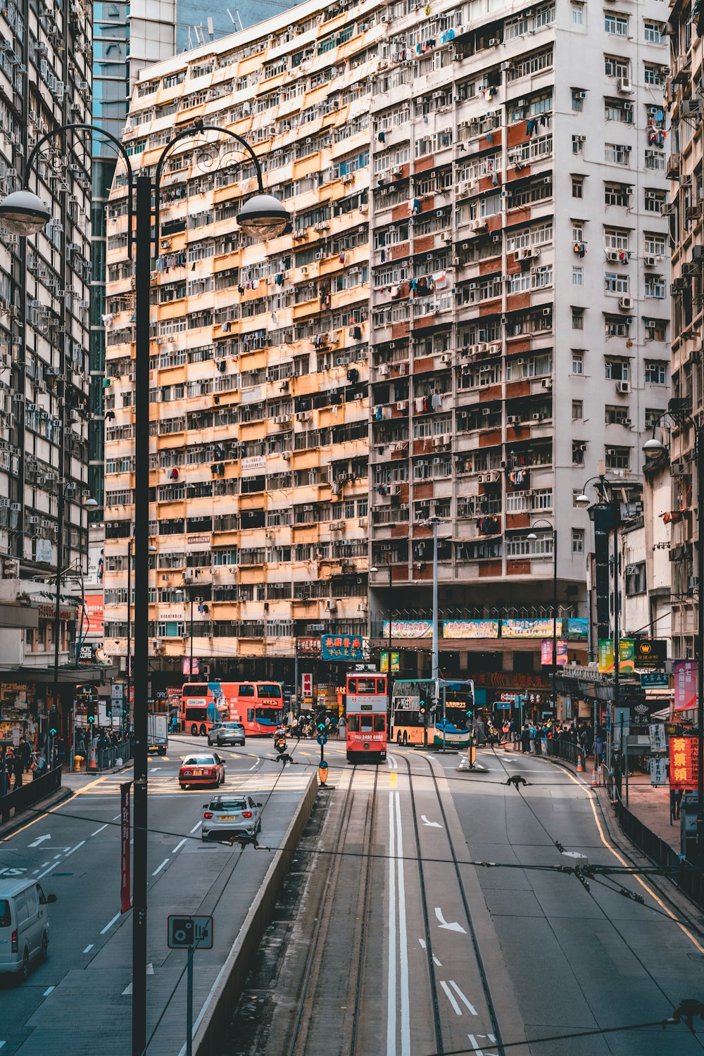 Straße mit Blick auf die Wohnanlage