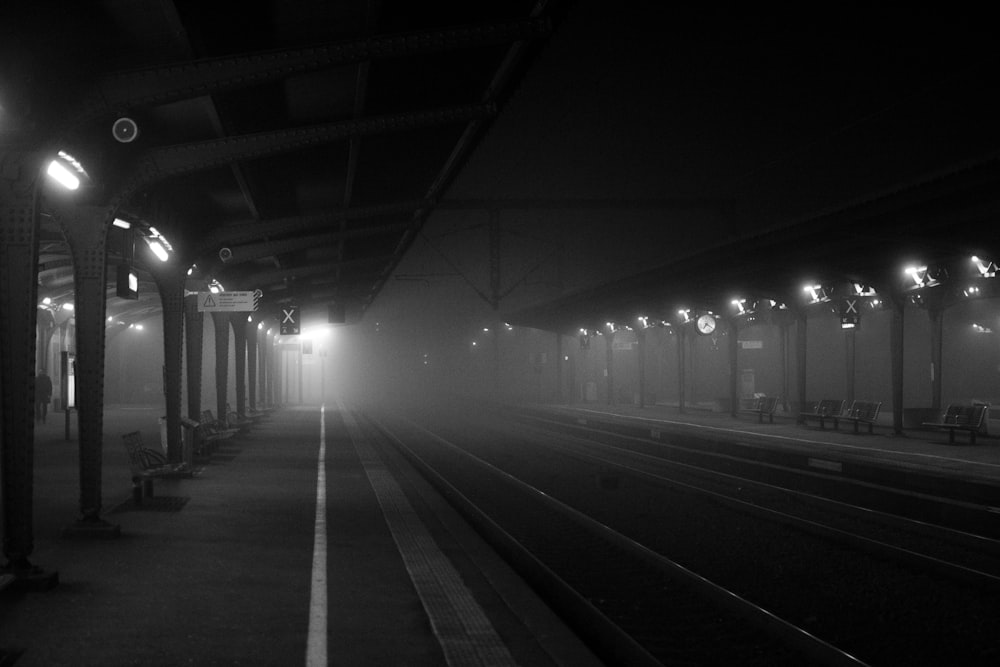 foto em tons de cinza de trilhos de trem