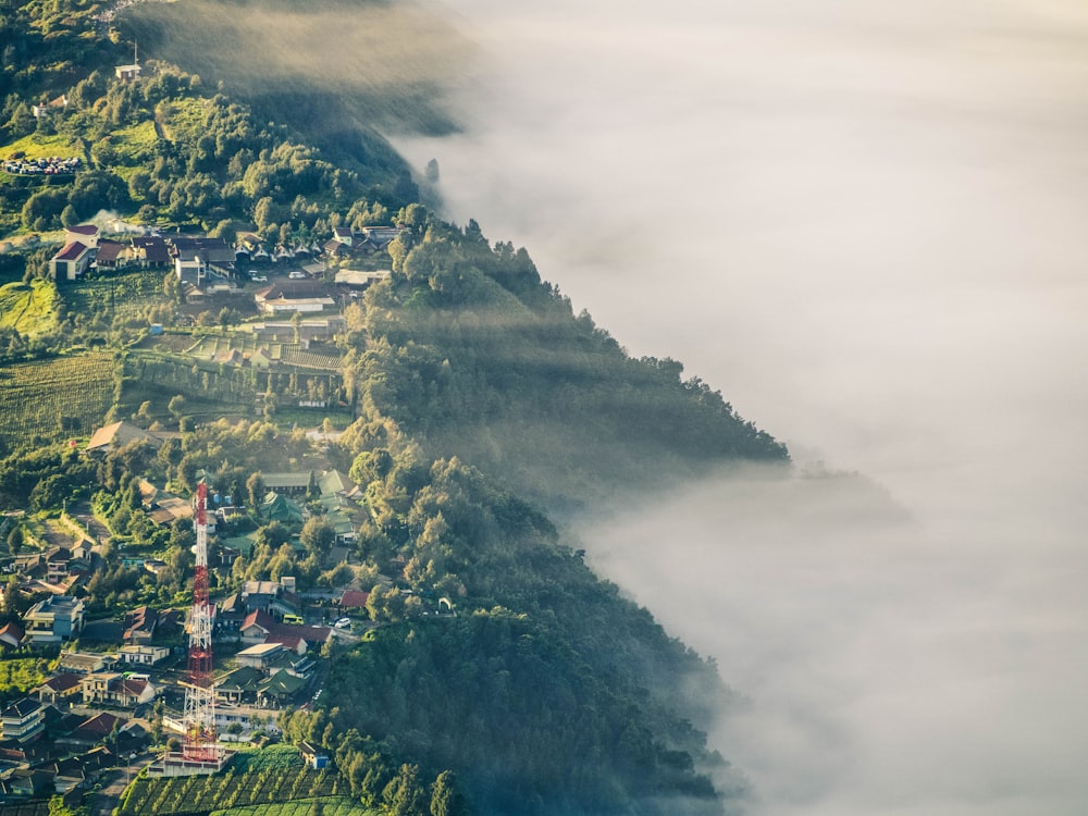Photo aérienne d’un village à côté d’une montagne