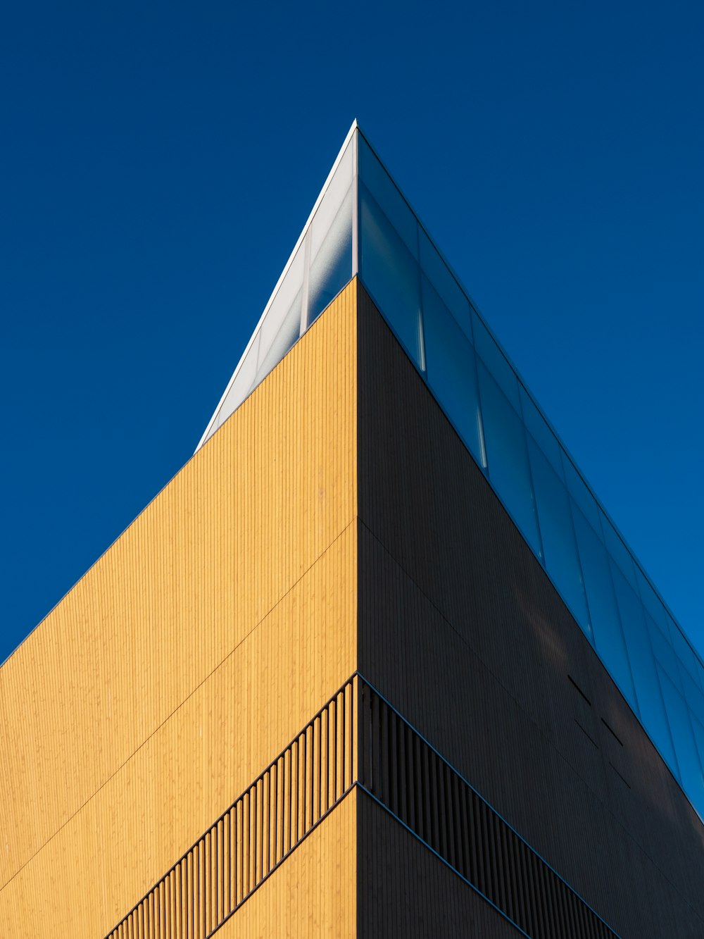 Ein hohes Gebäude mit blauem Himmel im Hintergrund