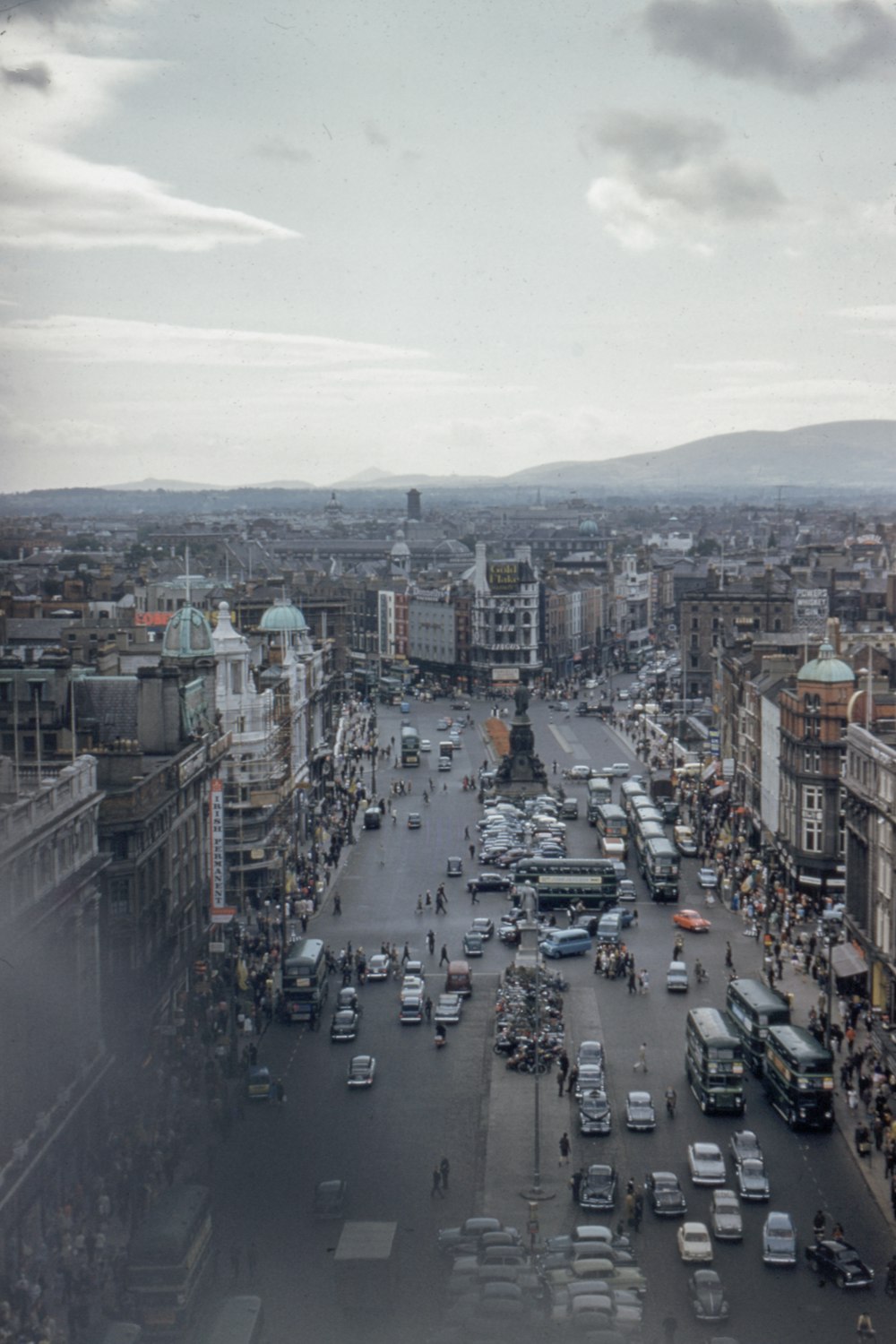 fotografia ad alto angolo di edificio e veicolo in calcestruzzo