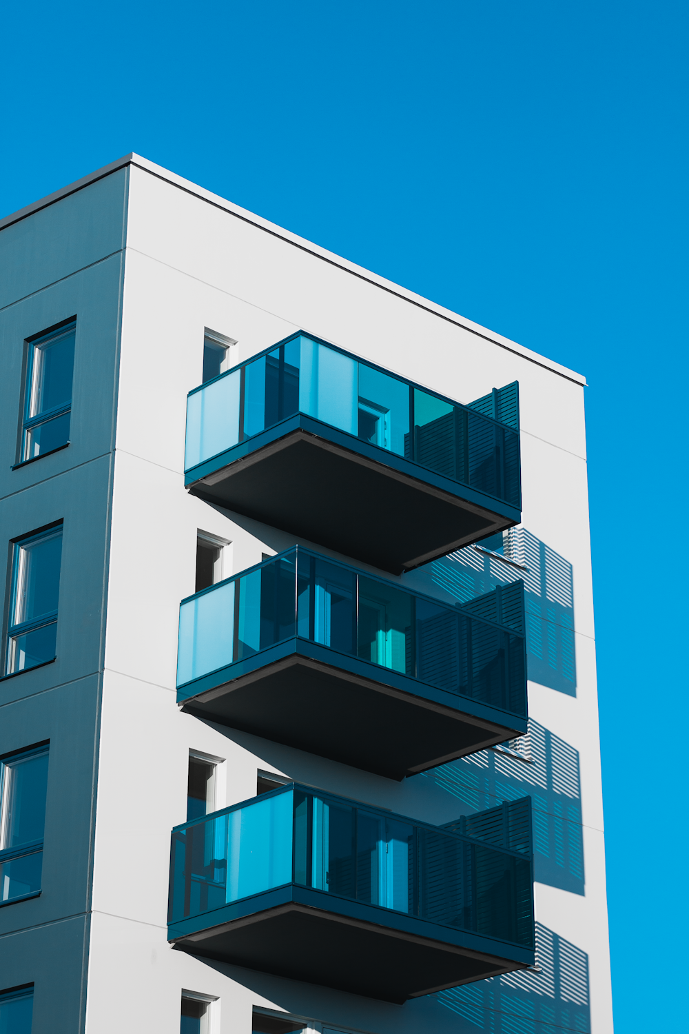 Bâtiment en béton blanc