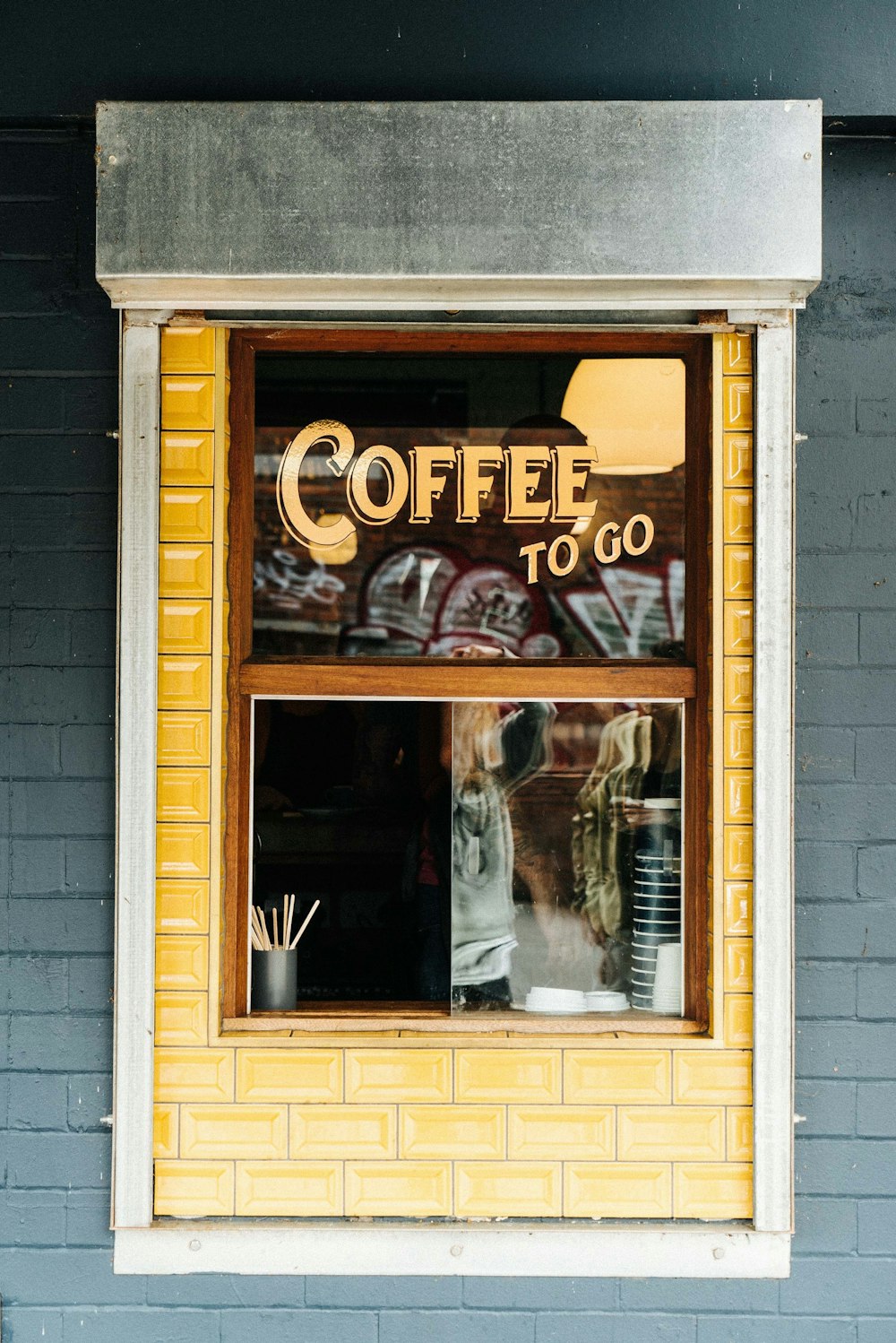 Coffee-to-go-Beschilderung durch das Fenster