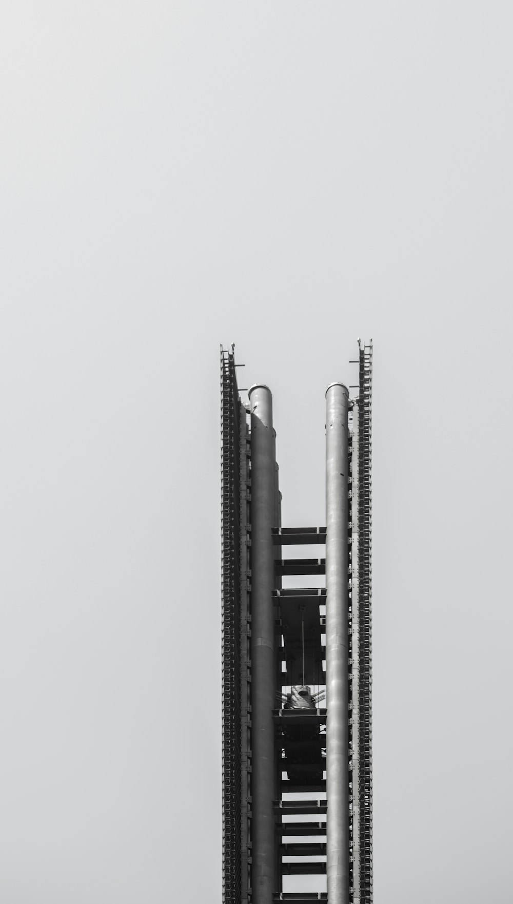 Foto in scala di grigi della torre di metallo grigio