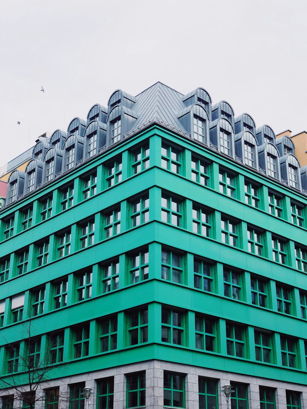 Bâtiment en béton bleu sarcelle et gris