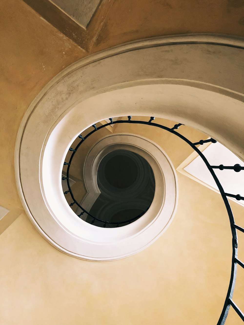 Photographie de vue de l’œil du ver de l’escalier