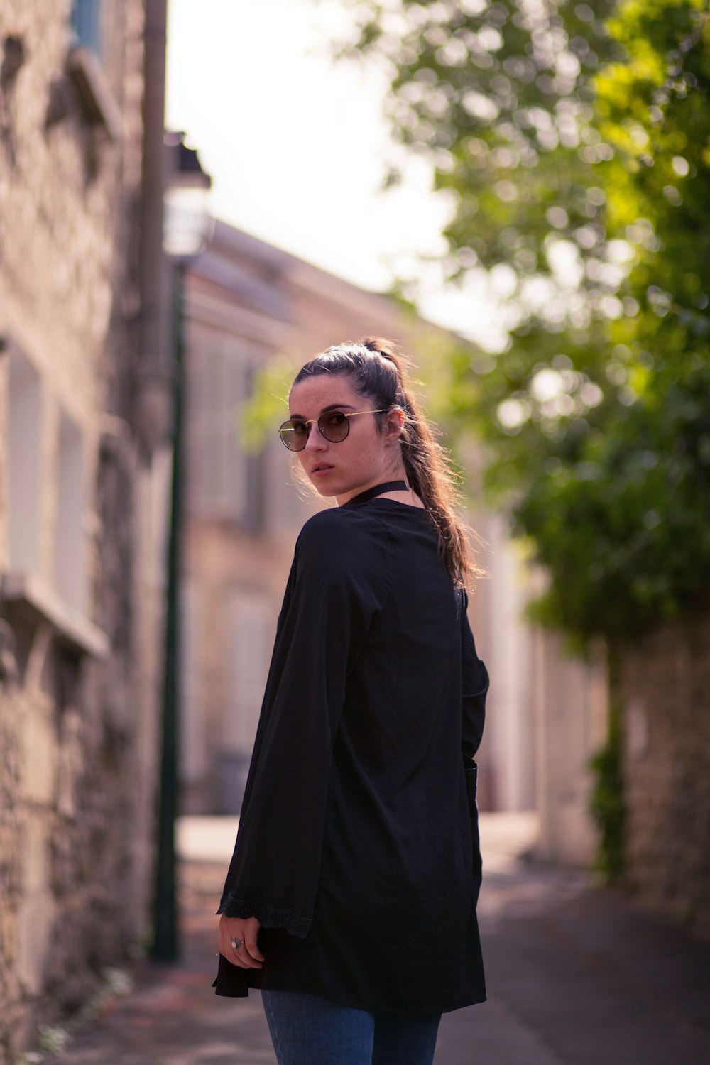 woman wearing black long-sleeved shirt