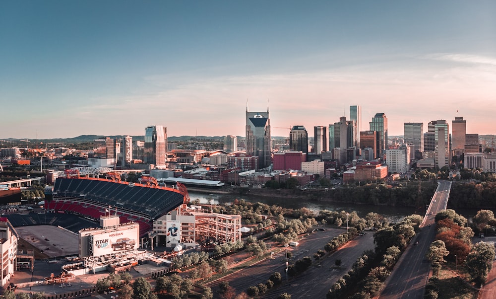 Estadio de fútbol americano junto al edificio y la carretera durante el día