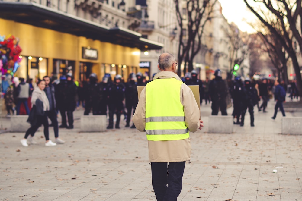 homme marchant près des arbres