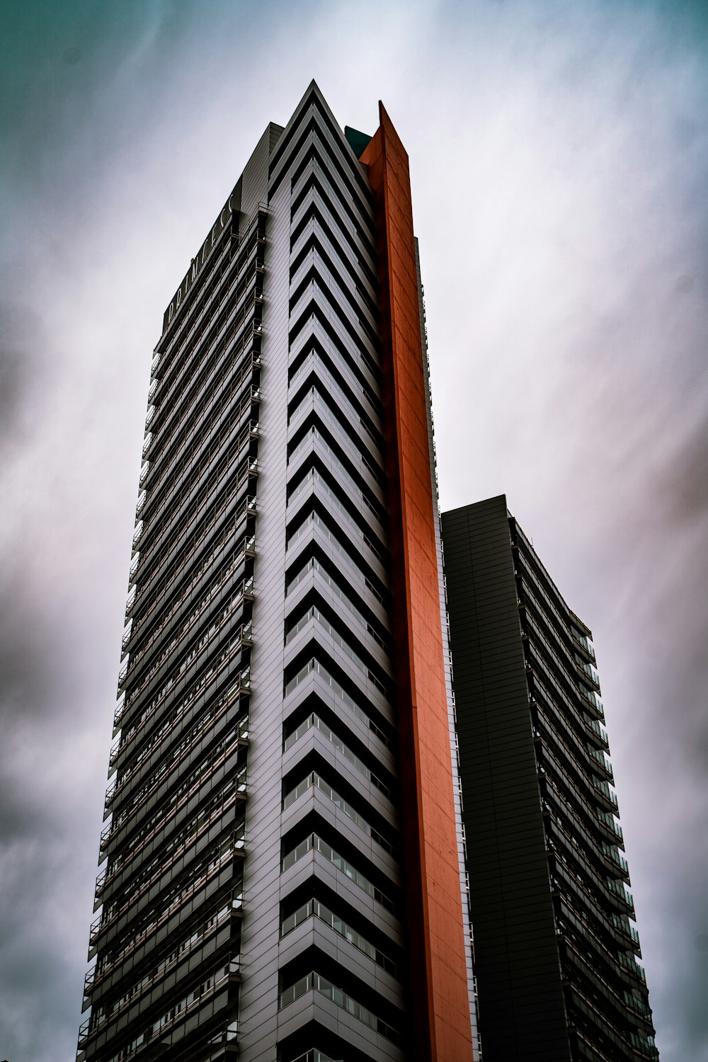 foto de ángulo bajo de un edificio gris de gran altura