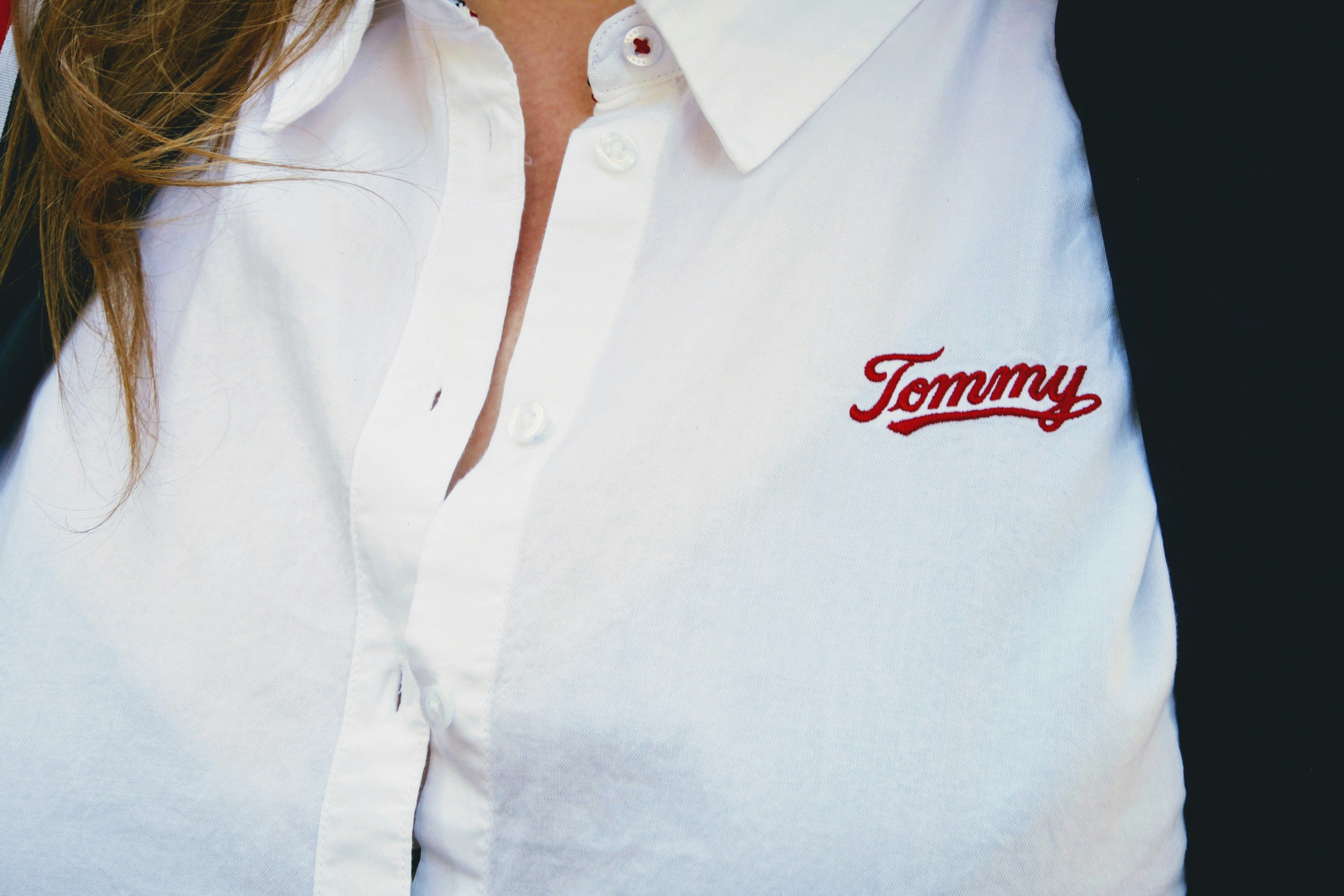 La Evolución de Tommy Hilfiger: Historia, Estilo y Celebridades