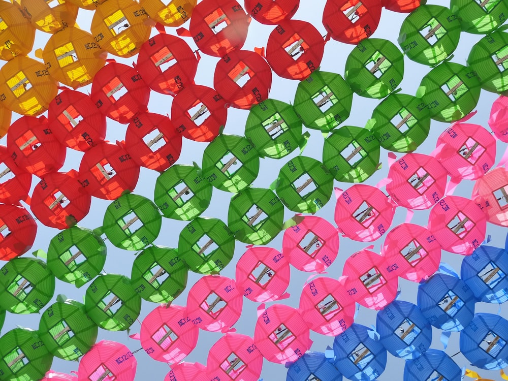 Pila de paraguas de colores variados