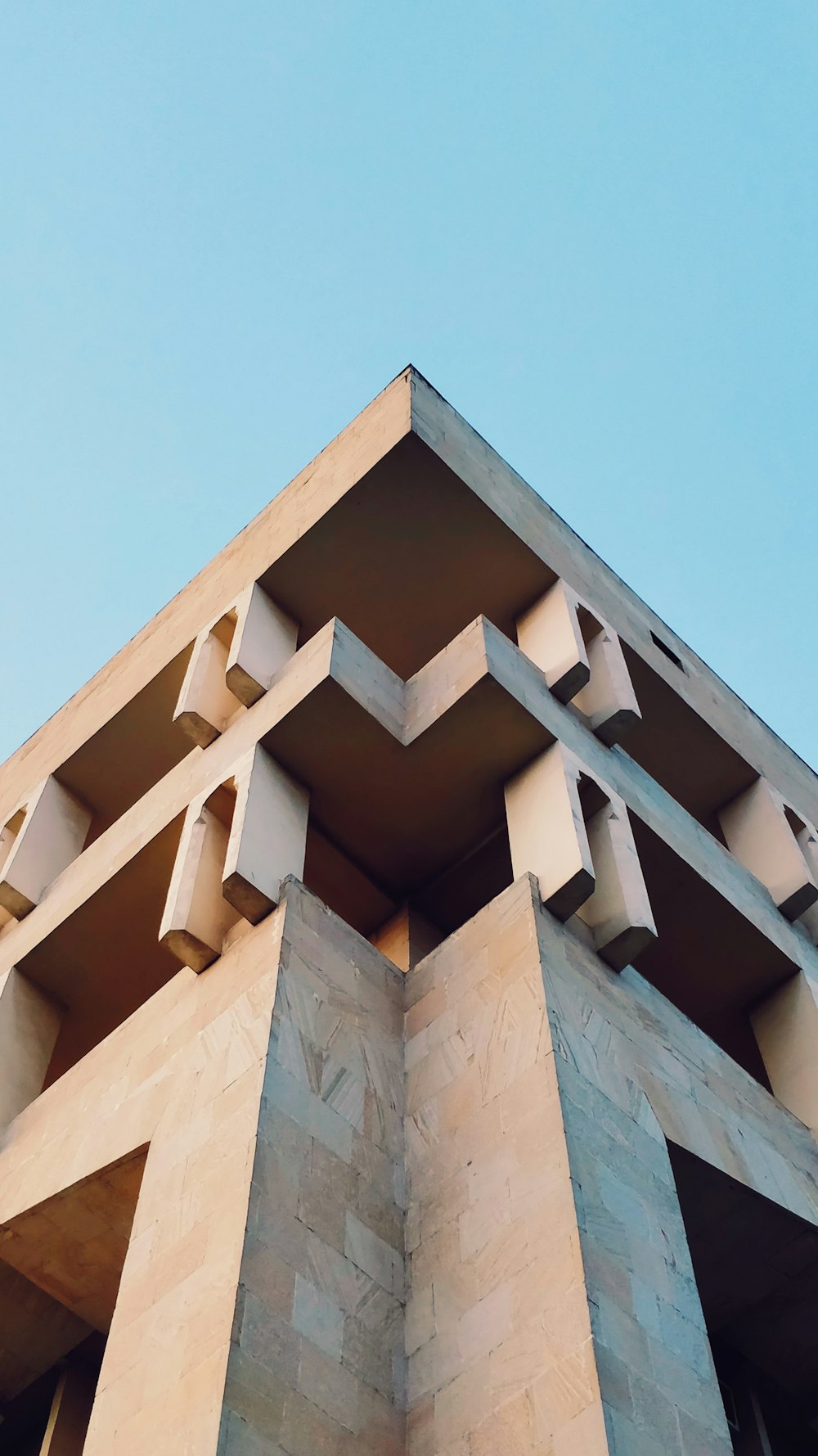 Un edificio molto alto con un cielo sullo sfondo