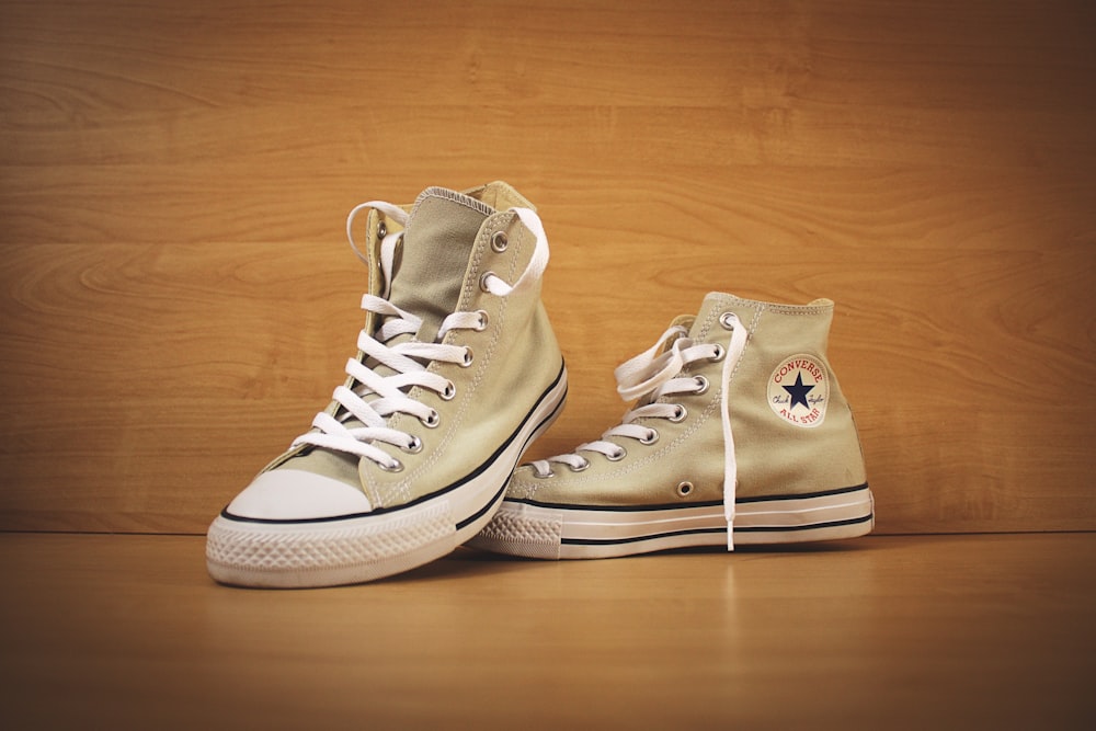 Foto zapatillas altas marrones converse – Imagen Tesalónica gratis en  Unsplash