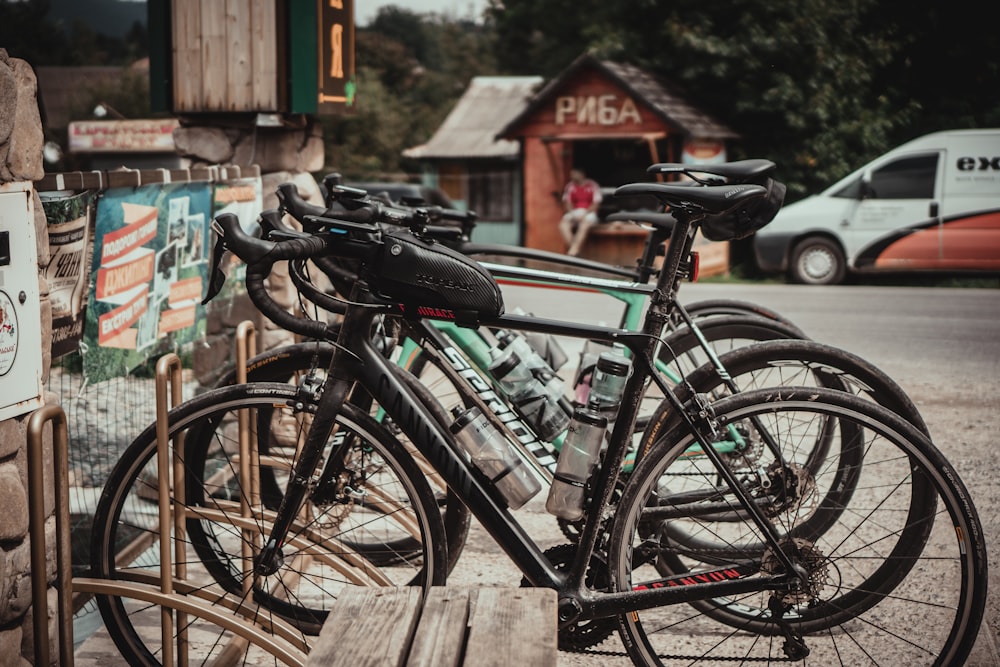 bicicletas variadas estacionadas perto de casas de madeira