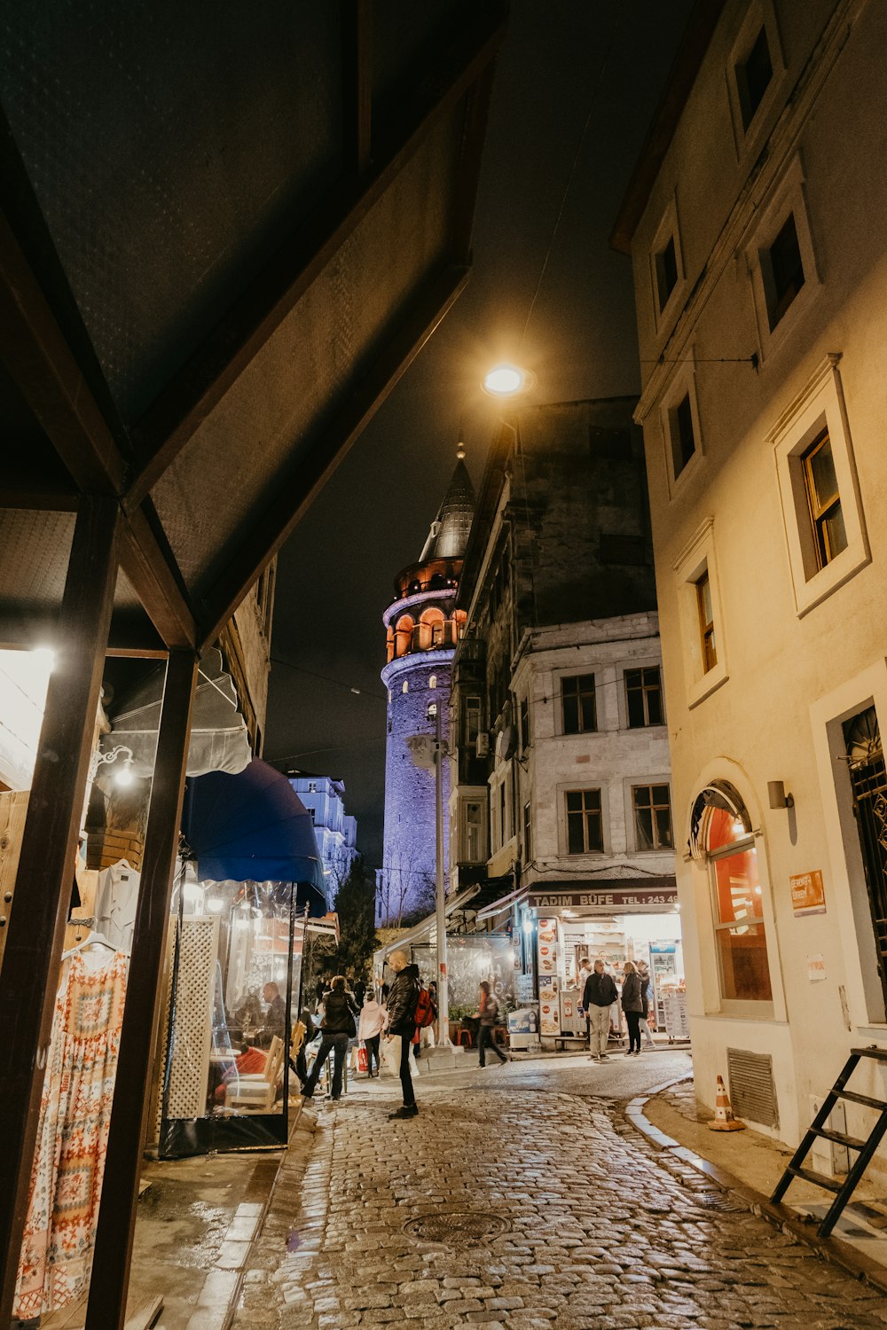 Menschen in der Stadt bei Nacht