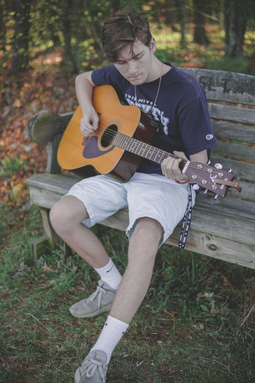 Foto hombre tocando guitarra acústica marrón – Imagen Marrón gratis en  Unsplash