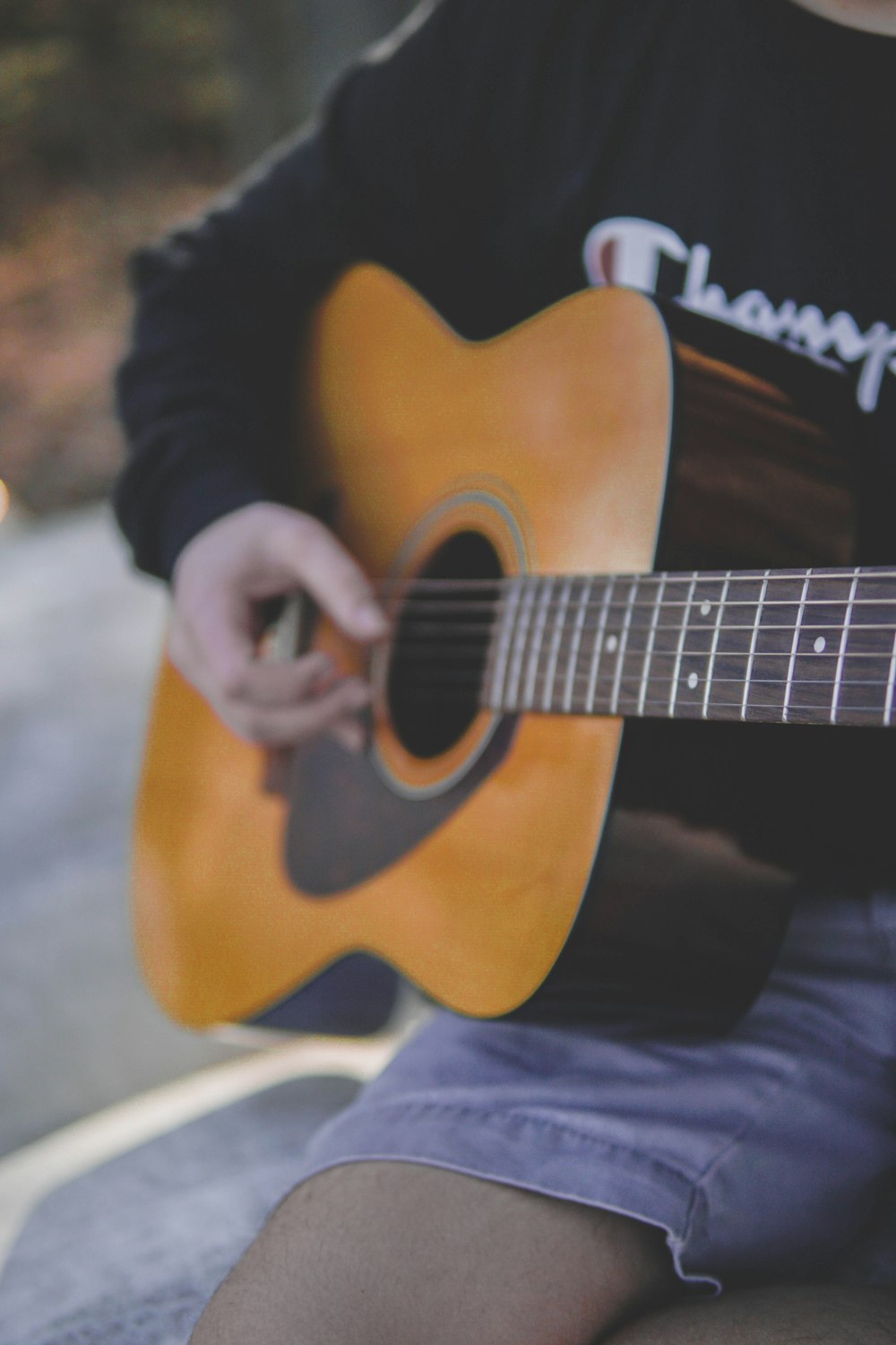 ギターを弾く人の写真 Unsplashで見つける茶色の無料写真