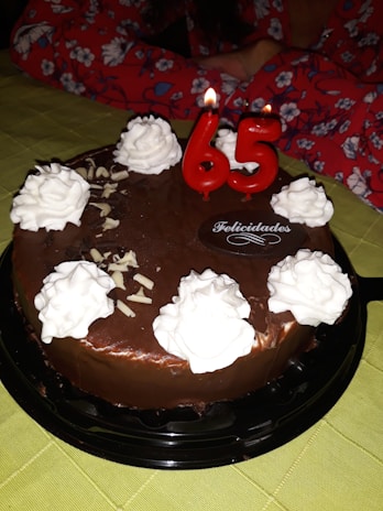 A joyful family celebrating around a custom cake with the message 'Feliz Cumpleaños' in colorful icing.