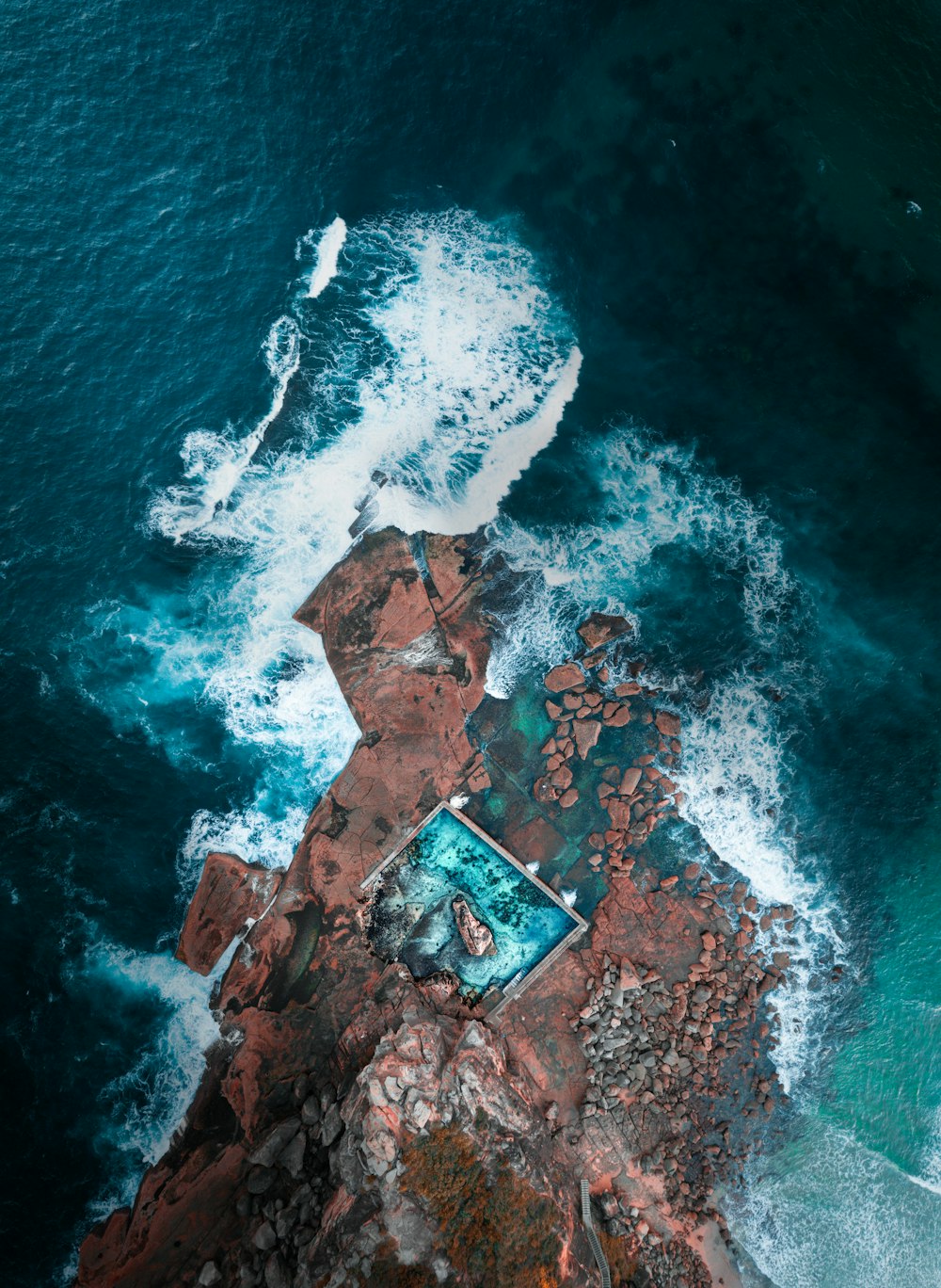 fotografia aerea dell'isola vicino all'oceano