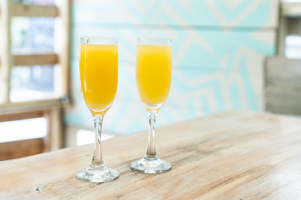 Dos zumos de naranja en la mesa