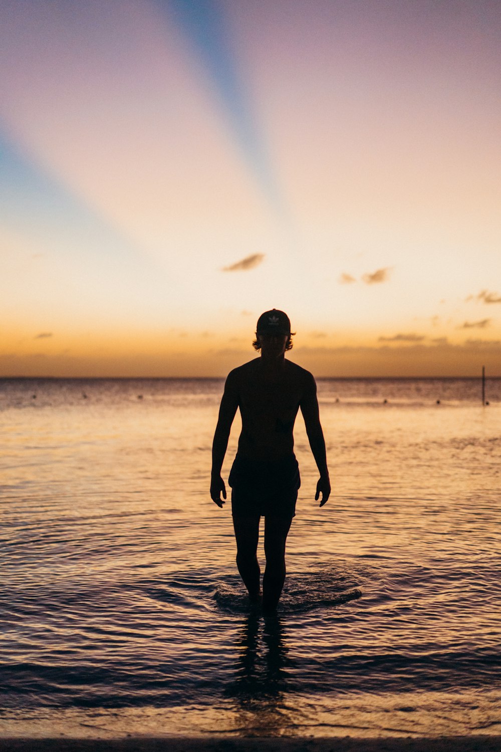 Silhouette einer Person, die an der Strandlinie steht