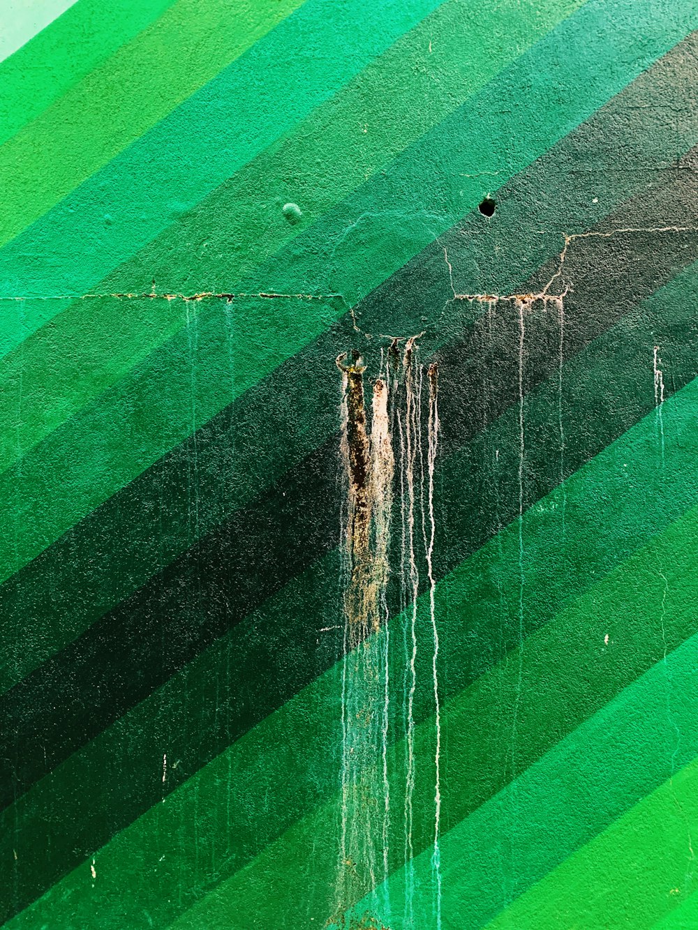 緑と黒の縞模様の壁の写真