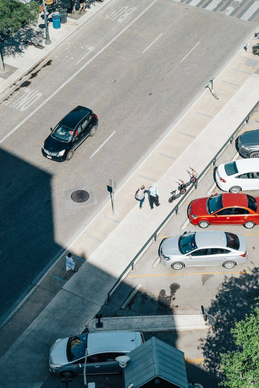 Fotografía de vista aérea de vehículos estacionados en la acera durante el día